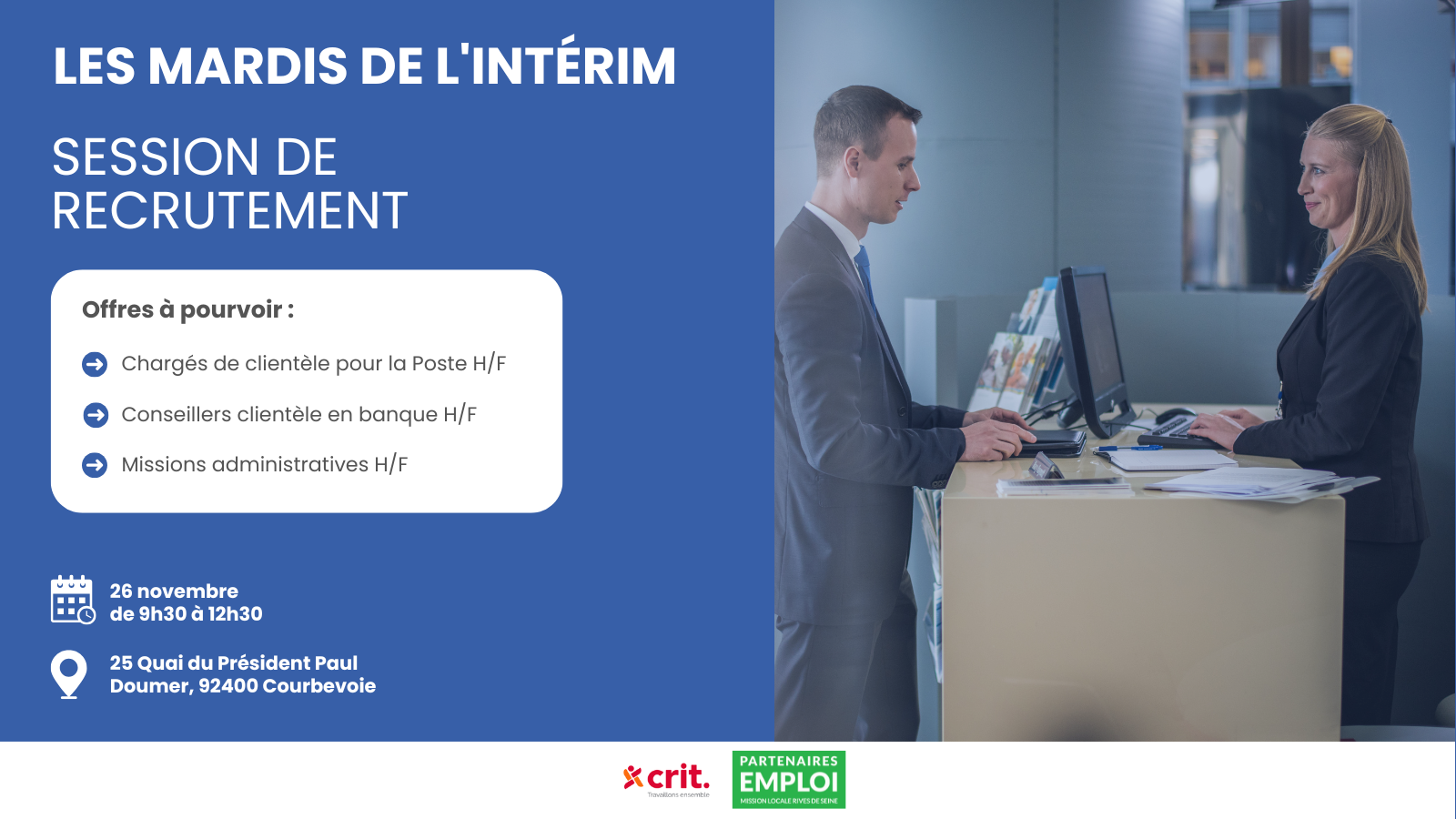 Une femme agent d'accueil est debout derrière un comptoir avec son ordinateur et sourit à un client debout en face d'elle.